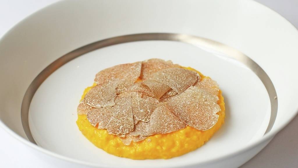 Fried eggs with black truffles recipe