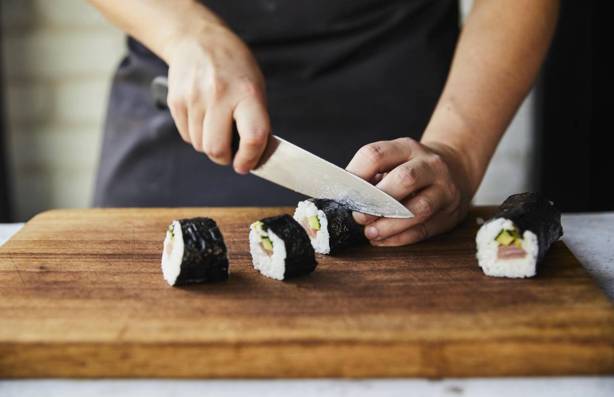 vb1952877 GRA Sushi masterclass Slicing maki sushi rice seaweed 030821 9 wozwcz 3 min 3