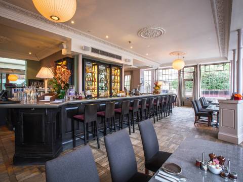 1 Bar Interior