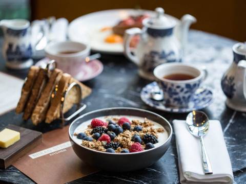 4 BSk Breakfast Brunch Yoghurt toasted granola and berries
