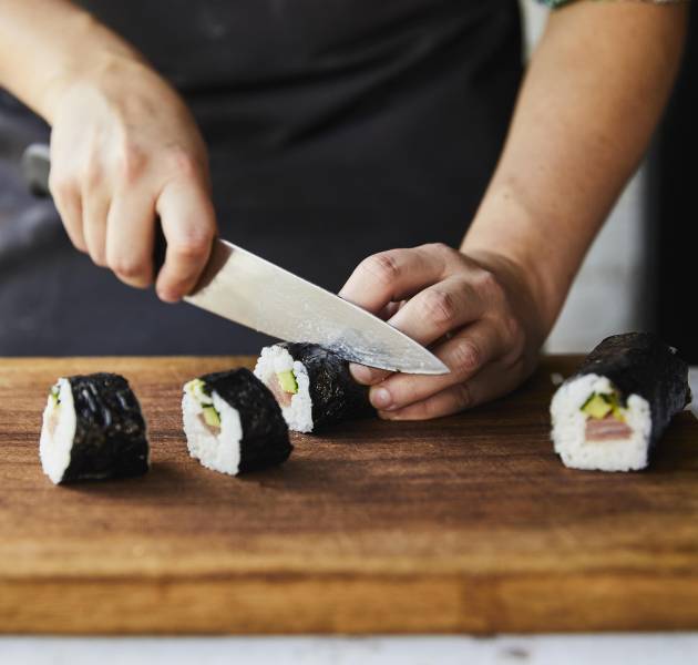 vb1952877 GRA Sushi masterclass Slicing maki sushi rice seaweed 030821 9 wozwcz 3 min 3
