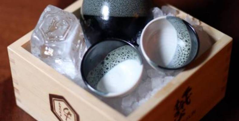 sake flight lucky cat