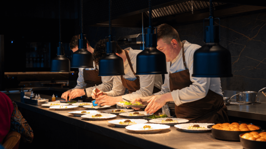 GRR RGR HIGH MAY 2025 INFLUENCER DINNER TABLE KITCHEN PEOPLE CHEFS solm5v 230525 1