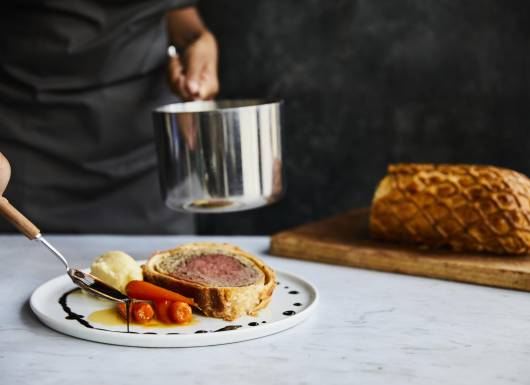 GRA Taste evenings Beef Wellington Drizzling spooning jus sauce 290721 2 byrlmx